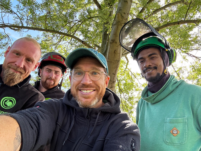 Max Schmidt mit Baumpflegern aus seinem Team